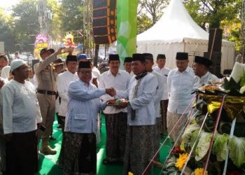Ketua FKUB Terima Potongan Tumpeng Hari Jadi Ke-113 Kota Pekalongan