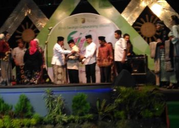 Ketua FKUB Dapat Sarung Batik Launchingan