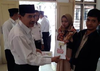 Penyerahan Buku Pondasi Keluarga Sakinah