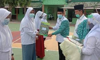 Pemberian Penghargaan kepada Siswa dan guru berprestasi Pada Upacara HAB ke 75 Kemenag RI