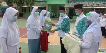 Pemberian Penghargaan kepada Siswa dan guru berprestasi Pada Upacara HAB ke 75 Kemenag RI