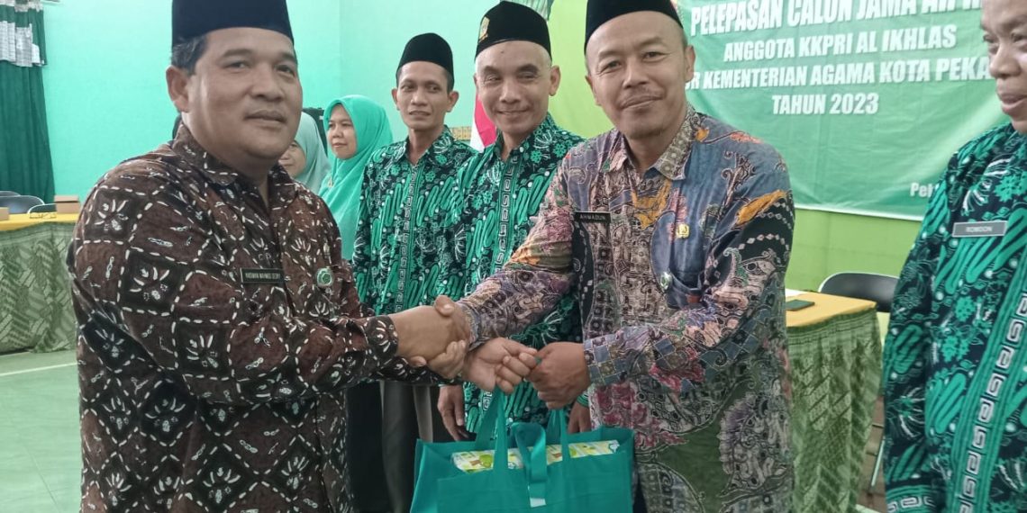 Hadiah Bingkisan Untuk JCH Anggota KKPRI Al-Ikhlas Tahun 1444/2023.