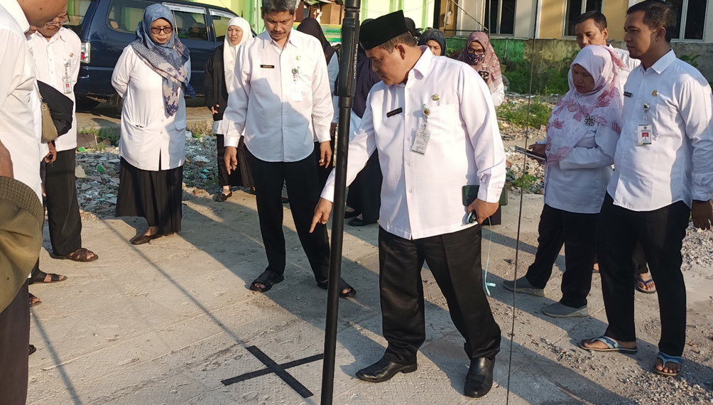 Kepala Kantor Kementerian Agama Kota Pekalongan Melakukan Pengukuran Arah Kiblat