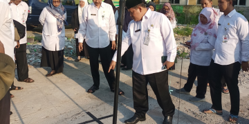 Kepala Kantor Kementerian Agama Kota Pekalongan Melakukan Pengukuran Arah Kiblat