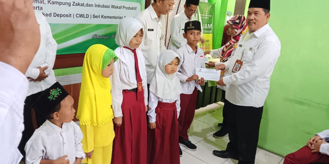 Lebaran Yatim, Kemenag Kota Pekalongan Memberikan Santunan kepada Anak Yatim Yang berada di Lingkungan Madrasah Kota Pekalongan.