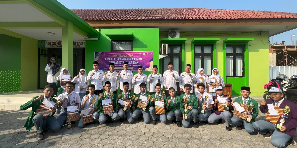 Penyerahan Tropy Kepada Pemenang KSM Tingkat Kota Pekalongan.