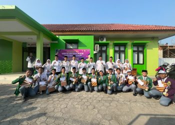 Penyerahan Tropy  Kepada Pemenang KSM Tingkat Kota Pekalongan.