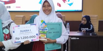 Siswi MI Salafiyah Kuripan Lor Kota Pekalongan Meraih Juara 1 Lomba Bercerita.