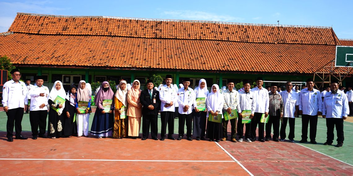 Pemberian Santunan Usai Upacara HAB Ke-79 Kemenag RI pada Kankemenag Kota Pekalongan.