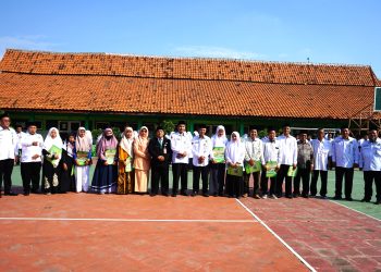 Pemberian Santunan Usai Upacara HAB Ke-79 Kemenag RI pada Kankemenag Kota Pekalongan.