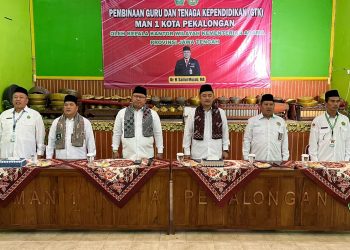 Kepala Kankemenag Kota Pekalongan Sambut Kedatangan Kakanwil Kemenag Provinsi Jawa Tengah di MAN 1 Kota Pekalongan.
