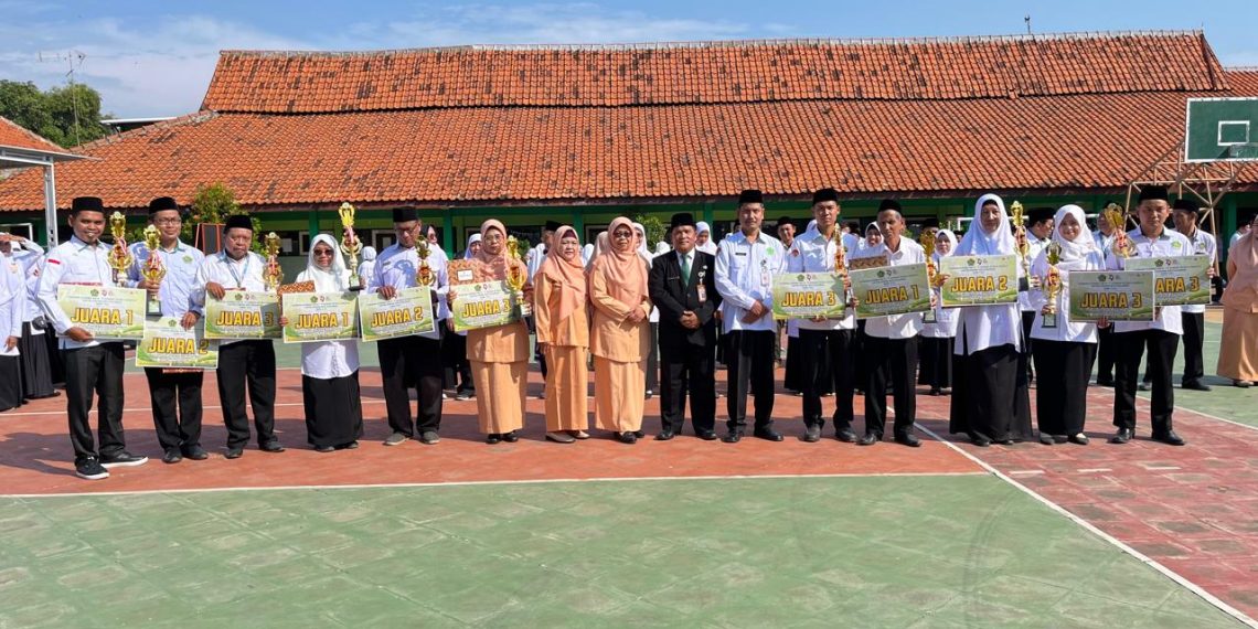 Penyerahan Tropy Pemenang Kejuaran Usai Upacara HAB Ke-79 Kemenag RI pada Kantor Kemenag Kota Pekalongan.