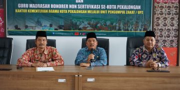 Kantor Kementerian Agama Kota Pekalongan Menyalurkan Zakat melalui Unit Pengumpul Zakat kepada Siswa Madrasah Ibtidaiyah dan Guru Honorer Non Sertifikasi