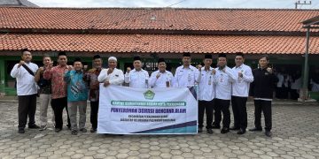 Kepala Kantor Kementerian Agama Kota Pekalongan Salurkan Donasi Kepada Terdampak Bencana Banjir di Pasirsari