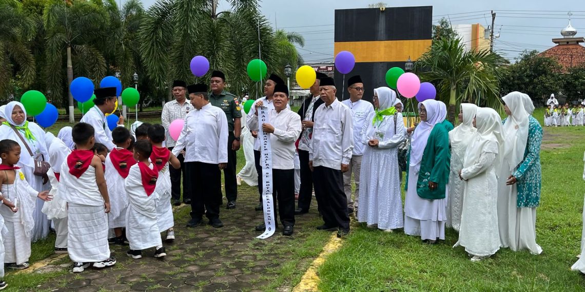Kakankemenag Kota Pekalongan Membuka Peragaan Manasik Haji RA Se-Kota Pekalongan