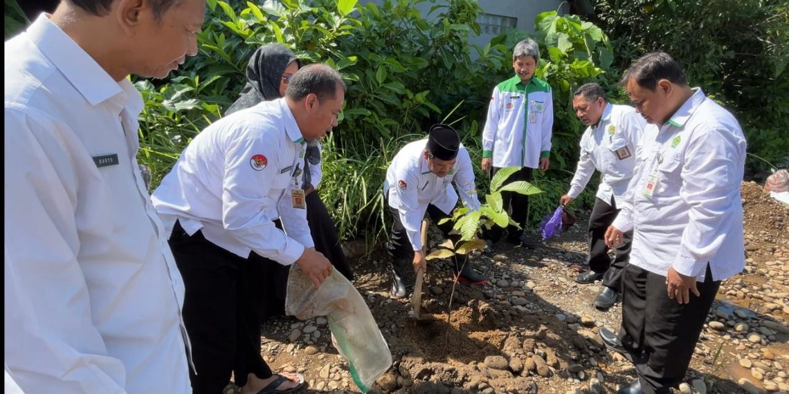 Kantor Kementerian Agama Kota Pekalongan Berpartisipasi Aktif dalam Gerakan Penanaman Pohon Matoa dalam Rangka Hari Bumi ke-55
