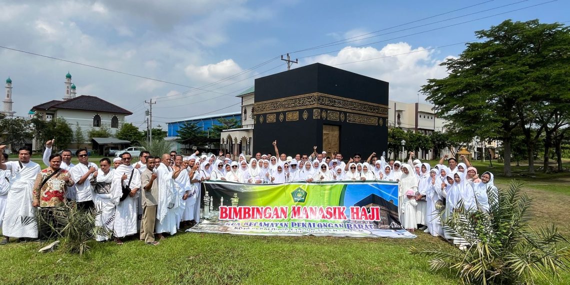 Calon Jamaah Haji Kota Pekalongan Ikuti Praktik Manasik Haji di H.A. Djunaid Convention Center Pekalongan