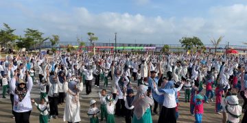 Senam Anak Indonesia Hebat Meriahkan Hari Pendidikan Nasional di Pantai Pasir Kencana Pekalongan.