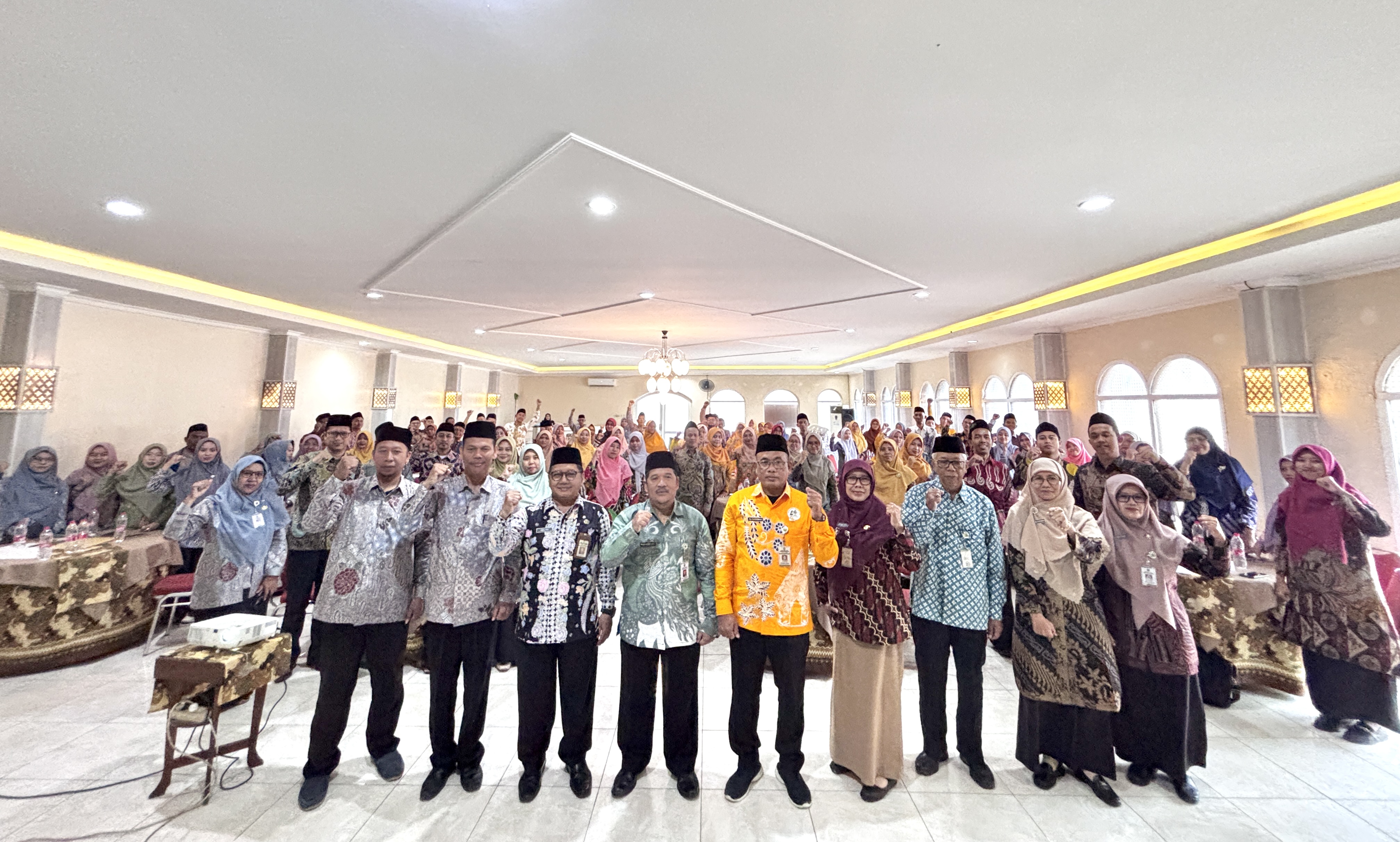 Kantor Kemenag Kota Pekalongan Apresiasi Bimtek Penulisan Kisi-Kisi dan Soal untuk Tingkatkan Kompetensi Guru MI