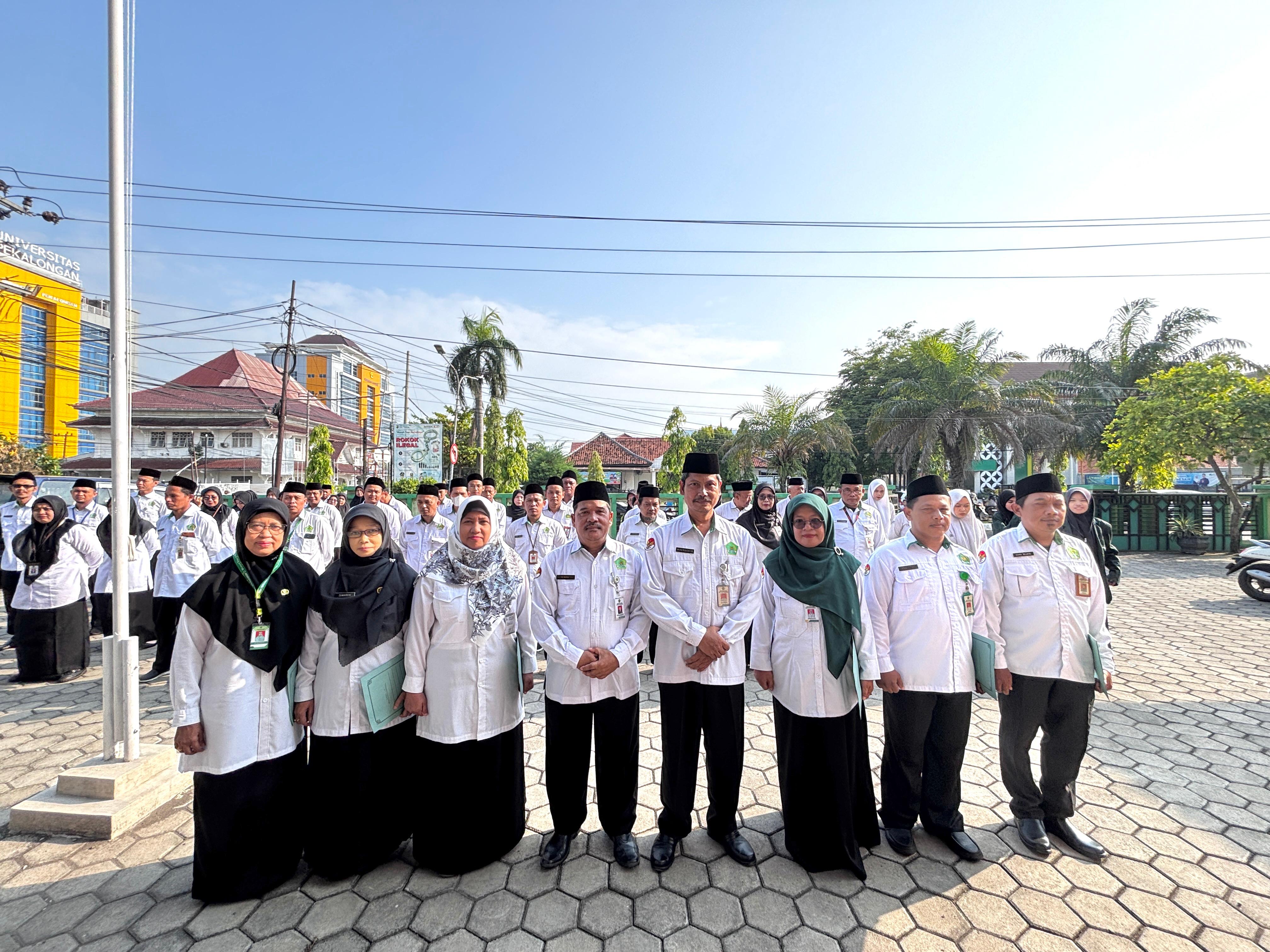 Momentum Apresiasi, ASN Kantor Kemenag Kota Pekalongan Terima SK Kenaikan Pangkat