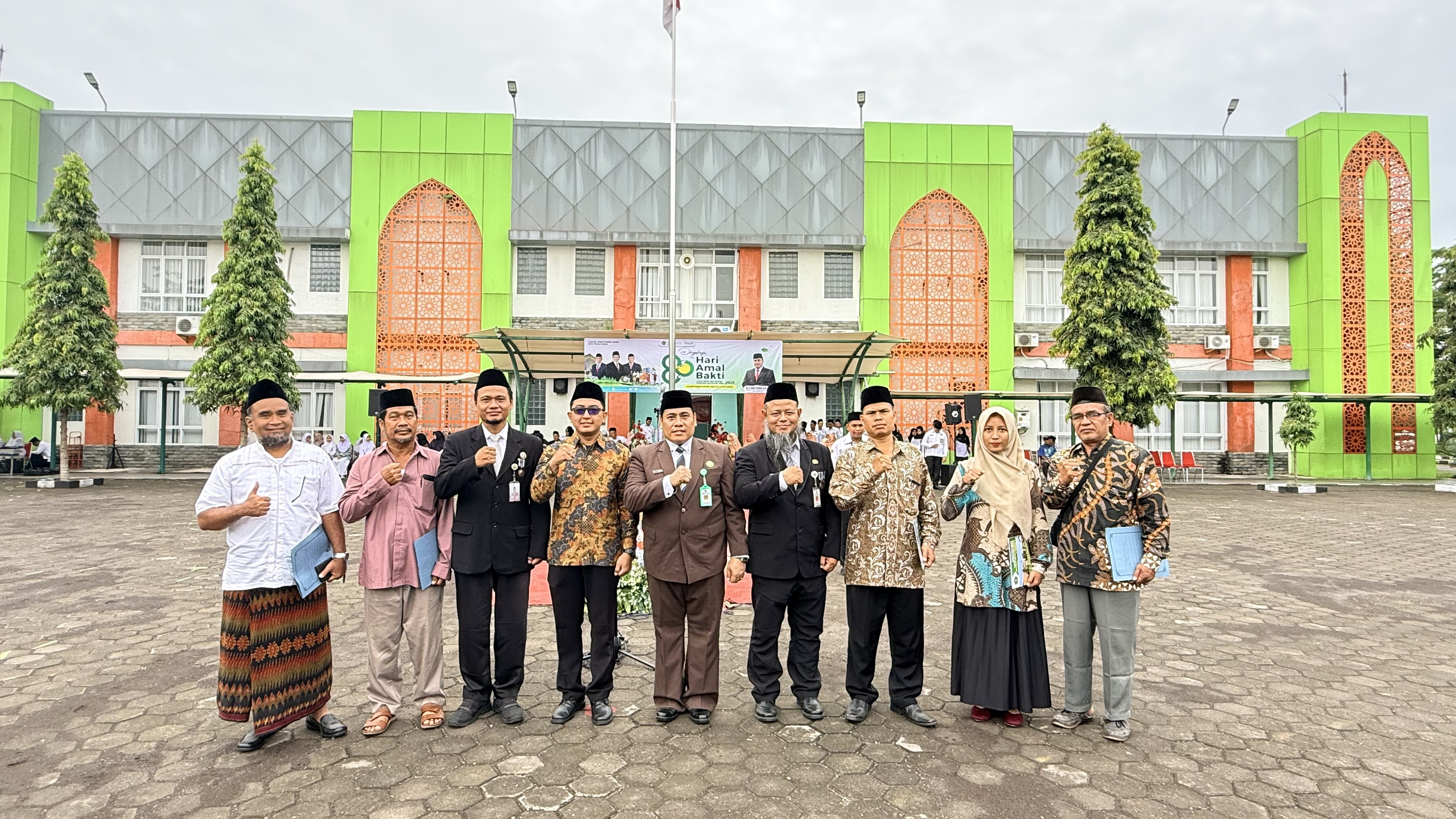 Sinergi Lintas Sektoral, HAB ke-80 Kemenag Kota Pekalongan Tandai Penyerahan Sertifikat Wakaf dan Izop LPQ