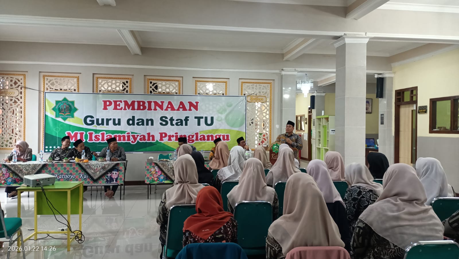 Kepala Kantor Kemenag Kota Pekalongan Berikan Pembinaan Guru dan Karyawan MI Islamiyah Pringlangu