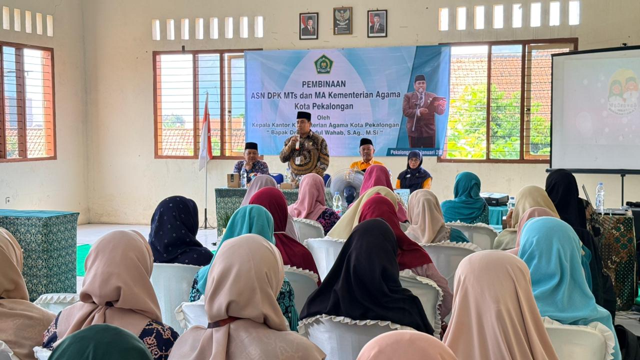 Kepala Kantor Kemenag Kota Pekalongan Berikan Pembinaan Guru ASN DPK MTs dan MA