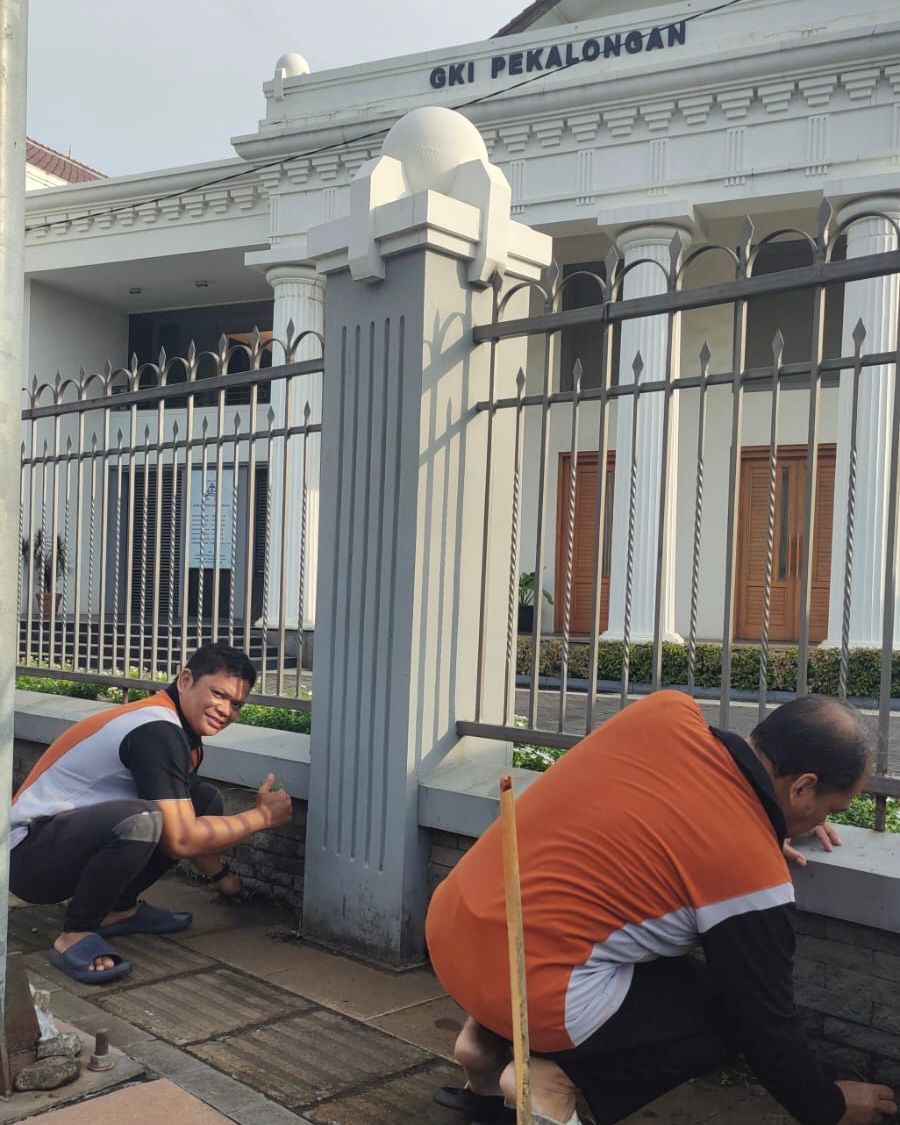 Kemenag Kota Pekalongan melalui IPARI Dorong Kerukunan Lewat Aksi Bersih Rumah Ibadah