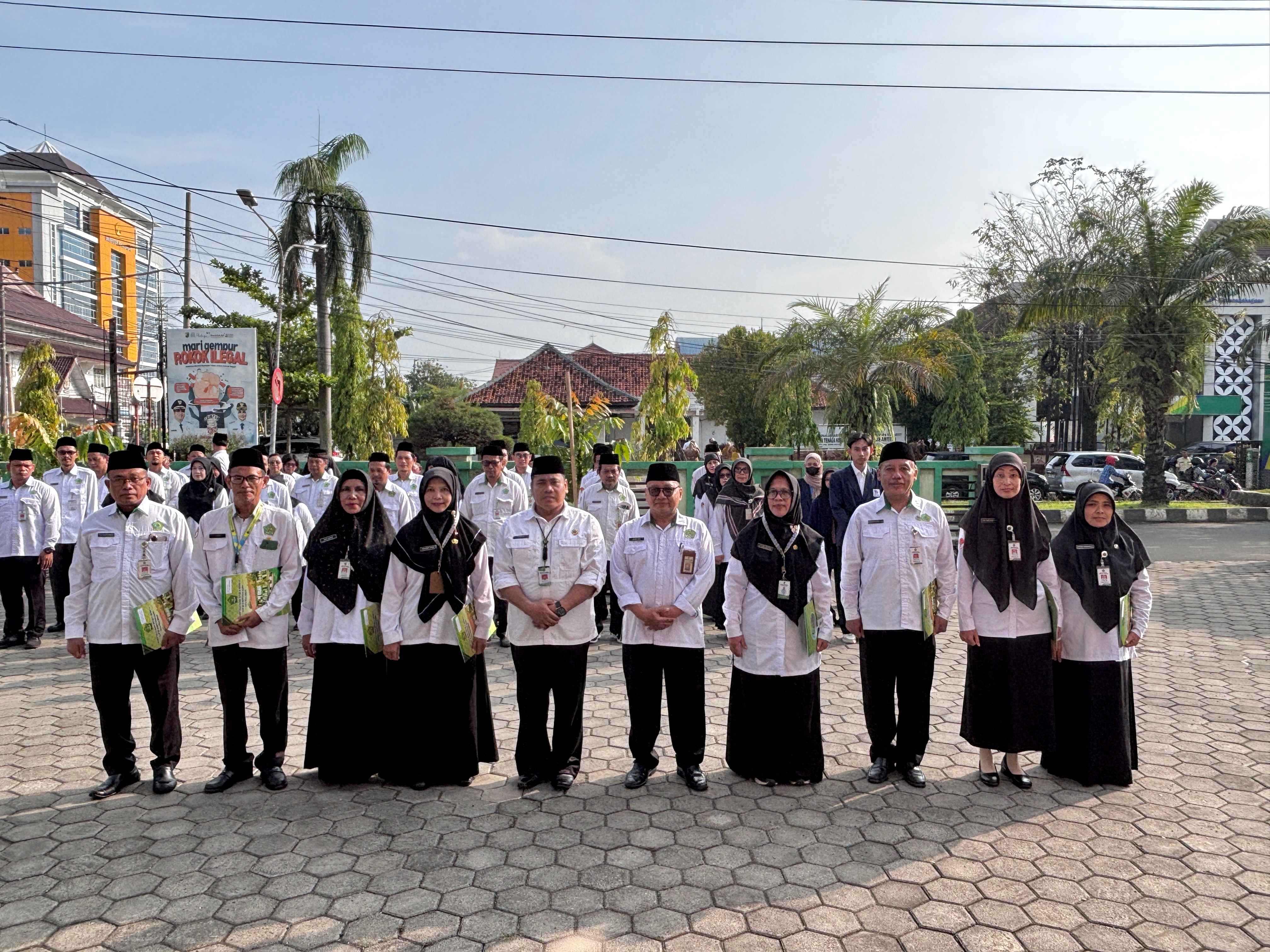 Momentum Apel Pagi, Kemenag Kota Pekalongan Serahkan SK Kenaikan Pangkat kepada ASN
