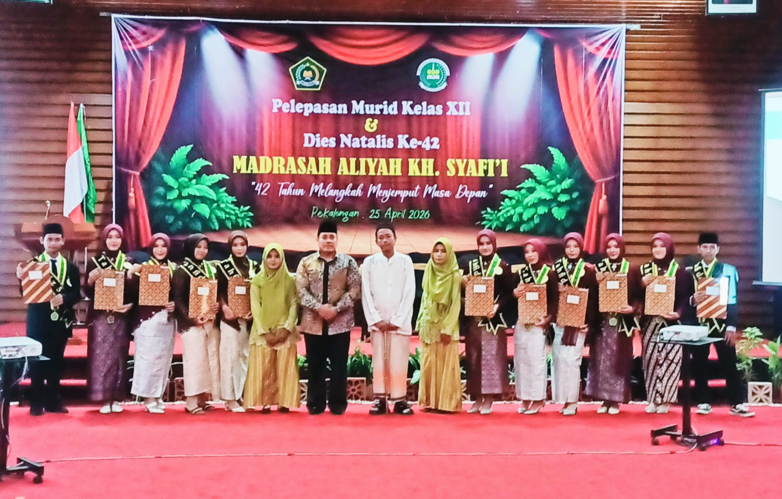 Kakankemenag Kota Pekalongan Hadiri Pelepasan Siswa dan Dies Natalis ke-42 MA KH Syafi’i
